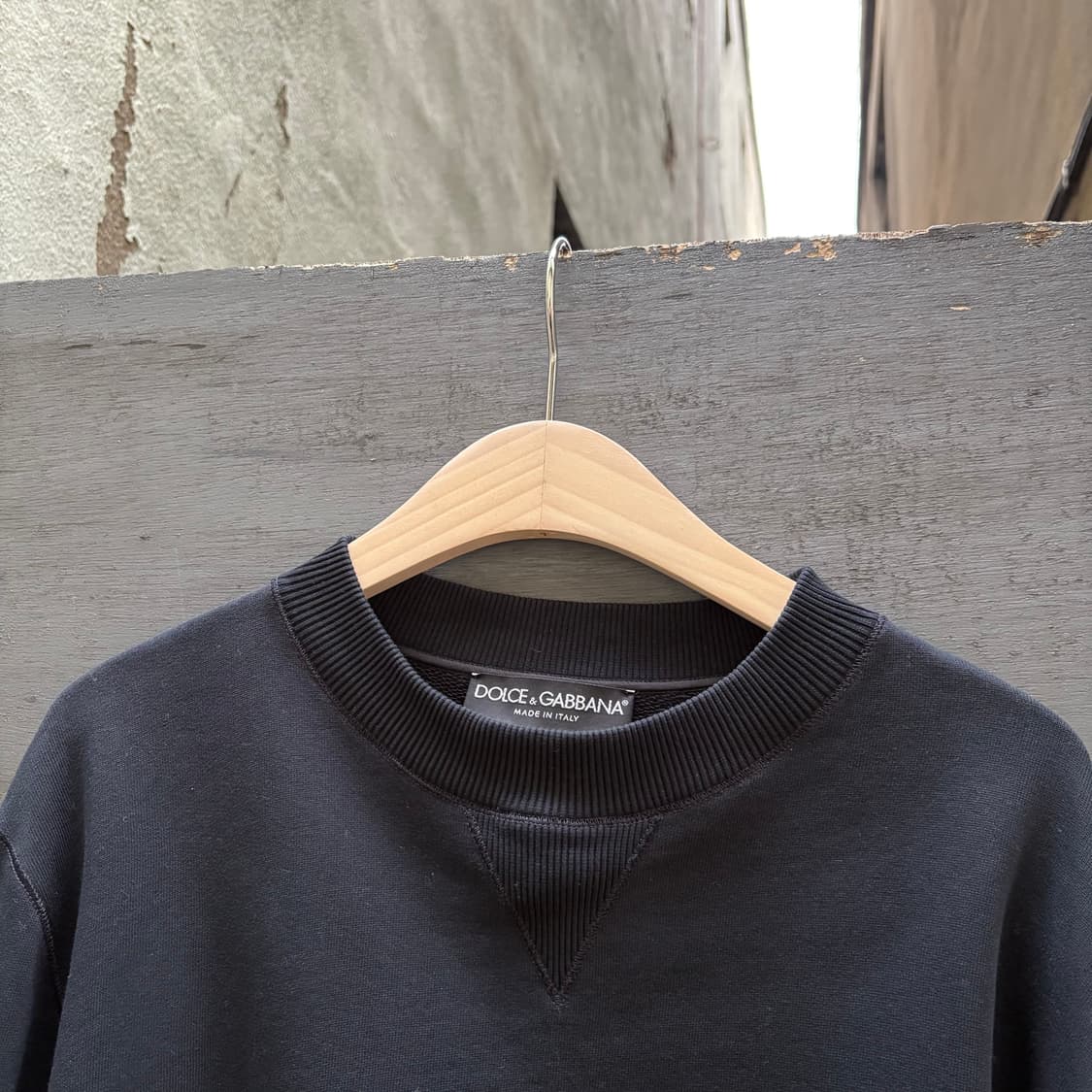돌체앤가바나 크라운 자수 블랙 스웻셔츠 상품이미지2