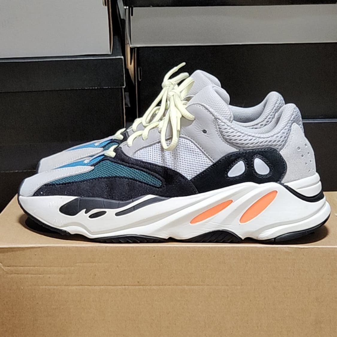 아디다스 275 이지부스트 웨이브러너 700 상품이미지1