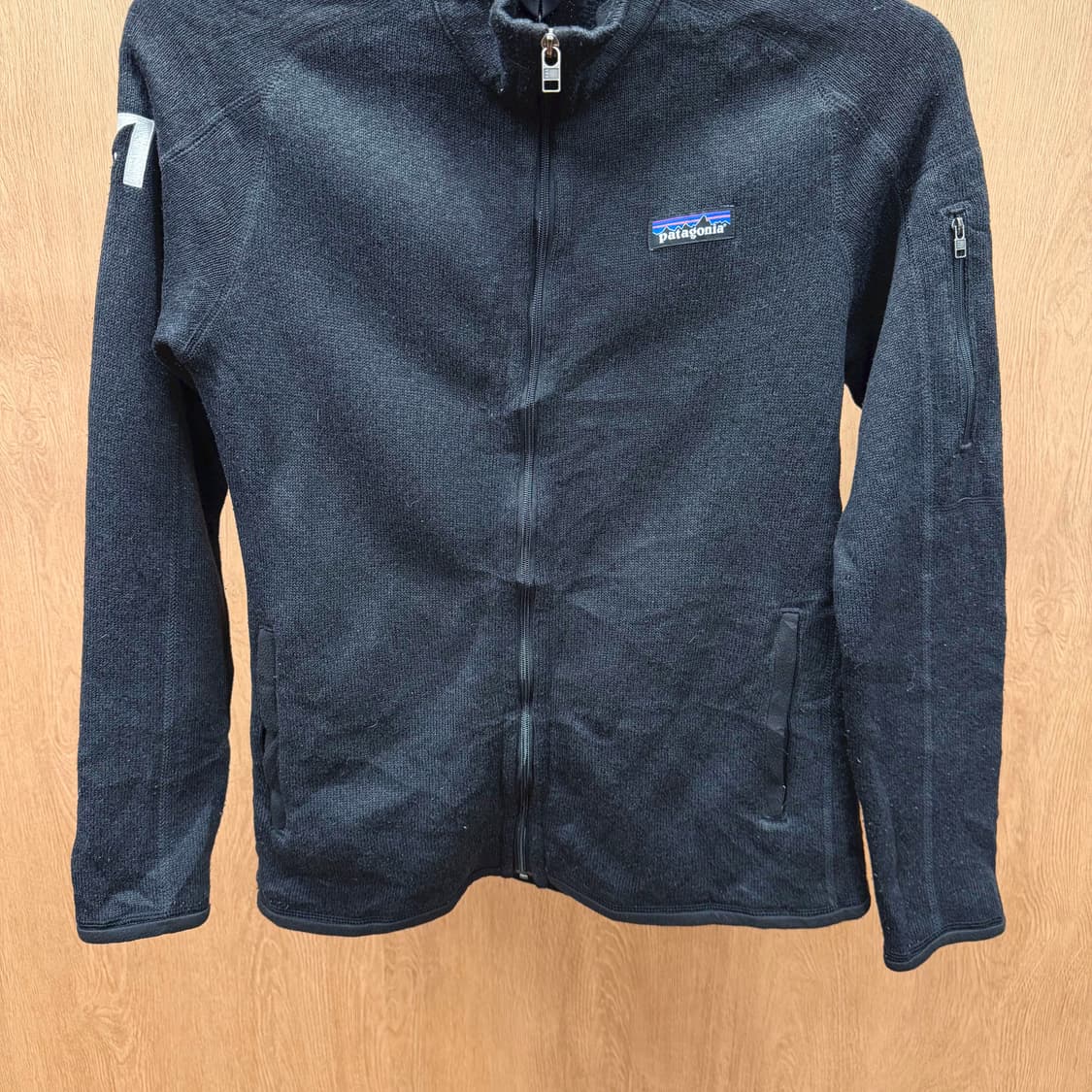 파타고니아 하이넥 집업 플리스 자켓 헬로 오피스 로고 자수 디테일 블랙 상품이미지5
