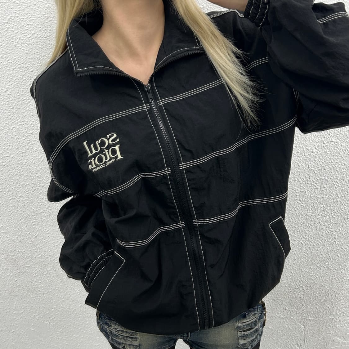 스컬프터 로고자수 화이트 스티치 블랙 바람막이 상품이미지1