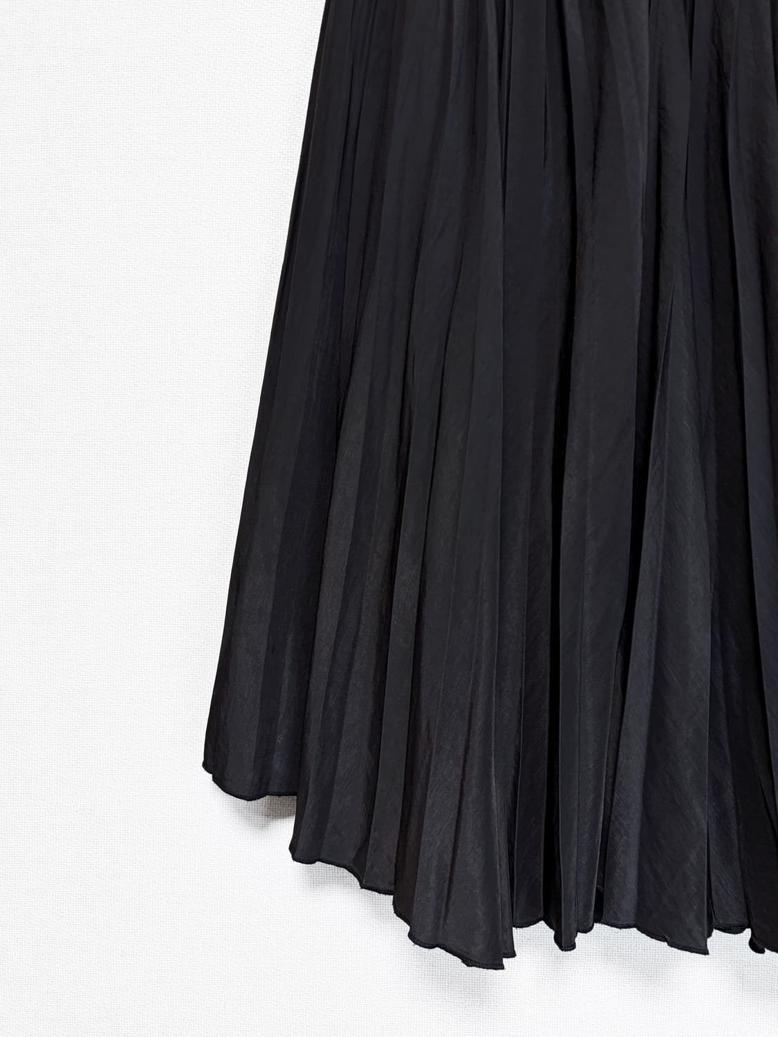Pleated Round-Hem Long Skirt - Black 상품이미지6
