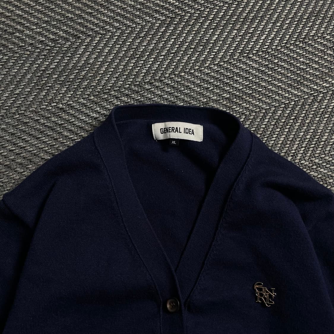 제너럴아이디어 에센셜 로고 뱃지 가디건 네이비o 4743 상품이미지4