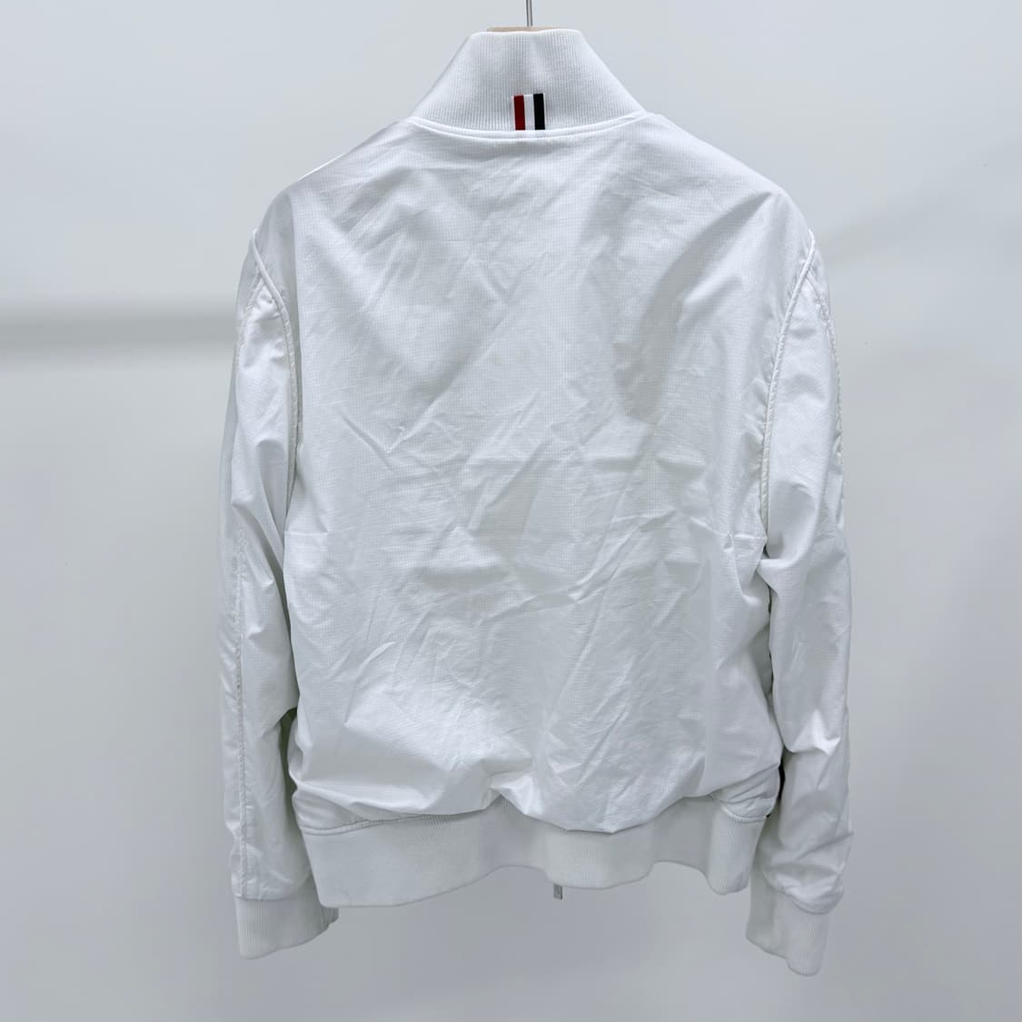 [B급/3] 톰브라운 삼선 로고 봄버 자켓 화이트 상품이미지4