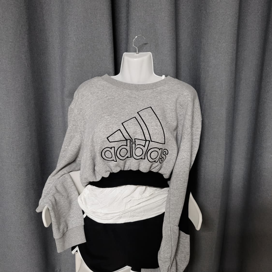 아디다스 크롭맨투맨 상품이미지1