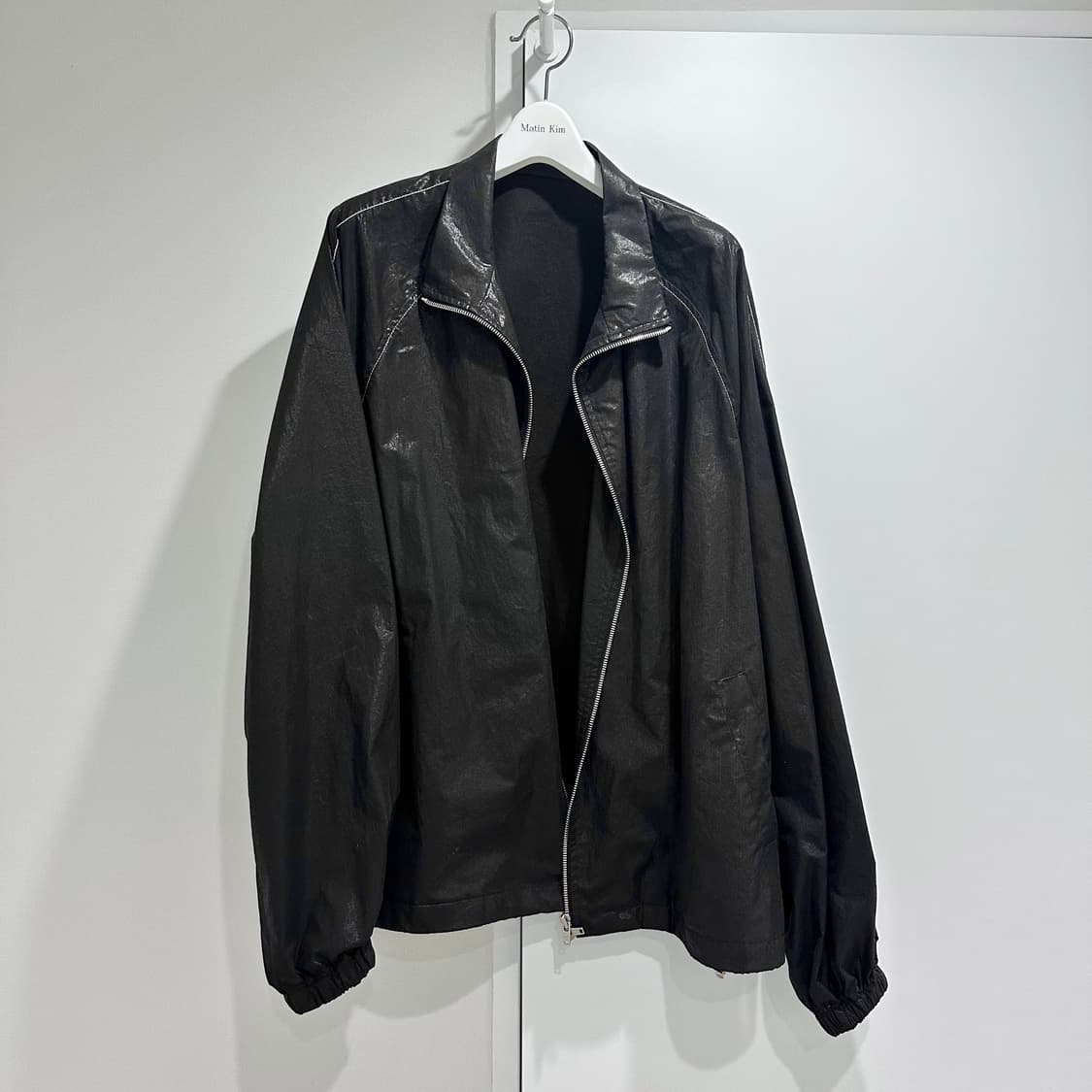 마뗑킴 로고 코팅 점퍼 블랙 상품이미지1