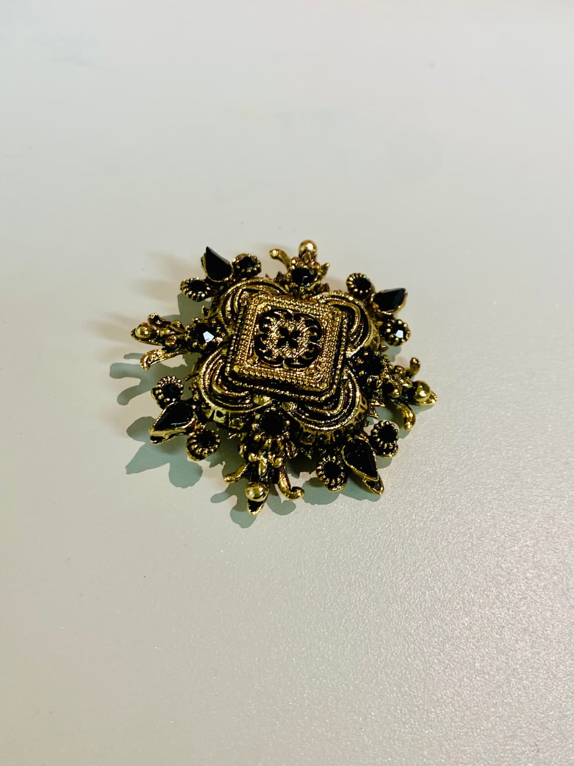 UK vintage black&gold brooch 빈티지 브로치 상품이미지2