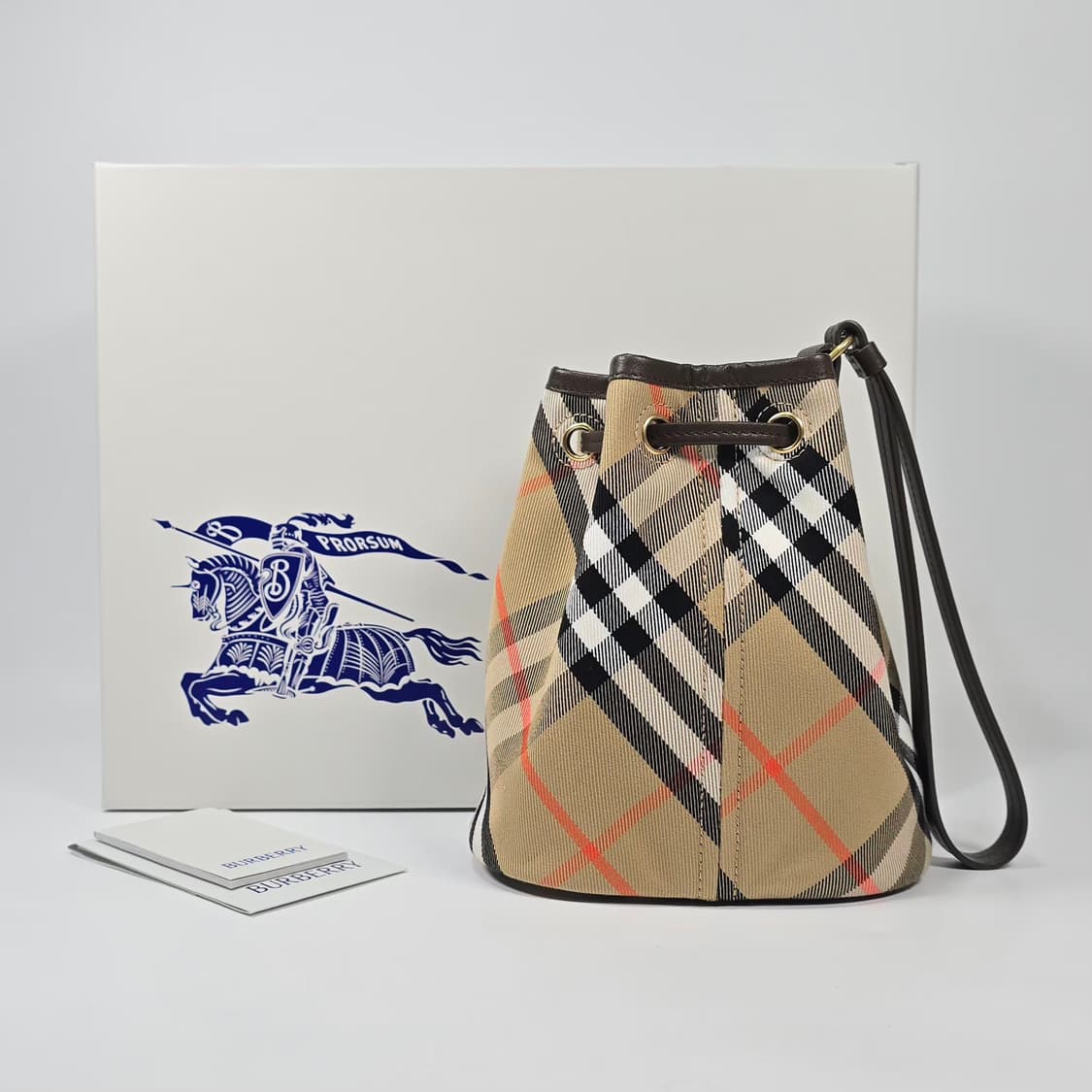 버버리 드로우스트링 버킷 파우치 상품이미지1