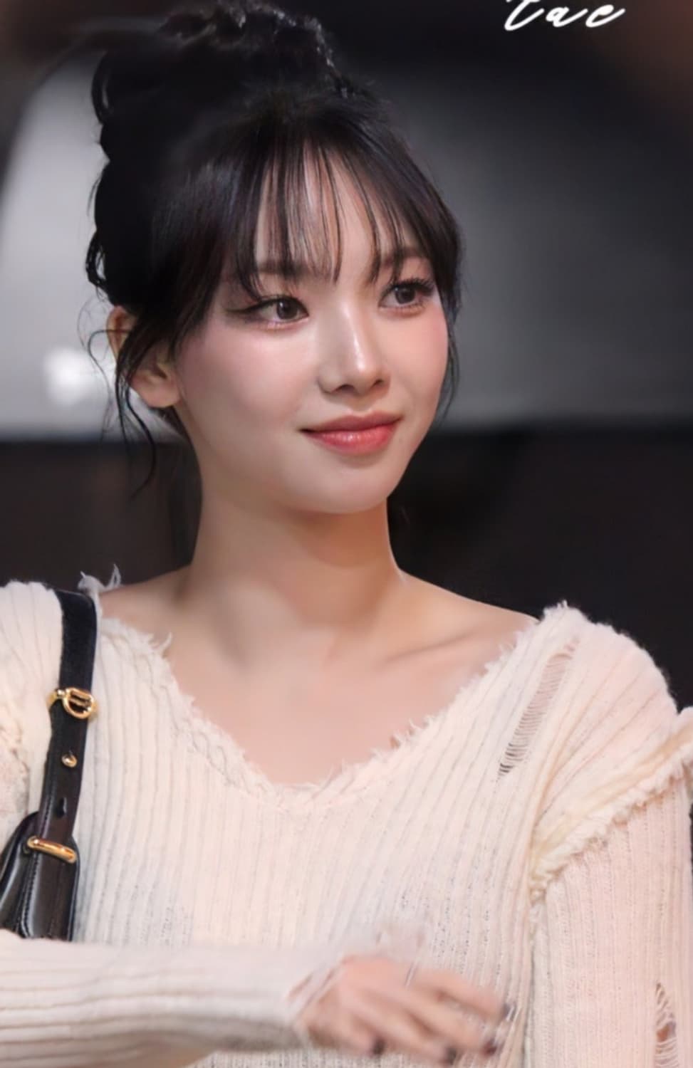 김아홉 그런지 브이넥 니트(카리나 착용) 상품이미지3