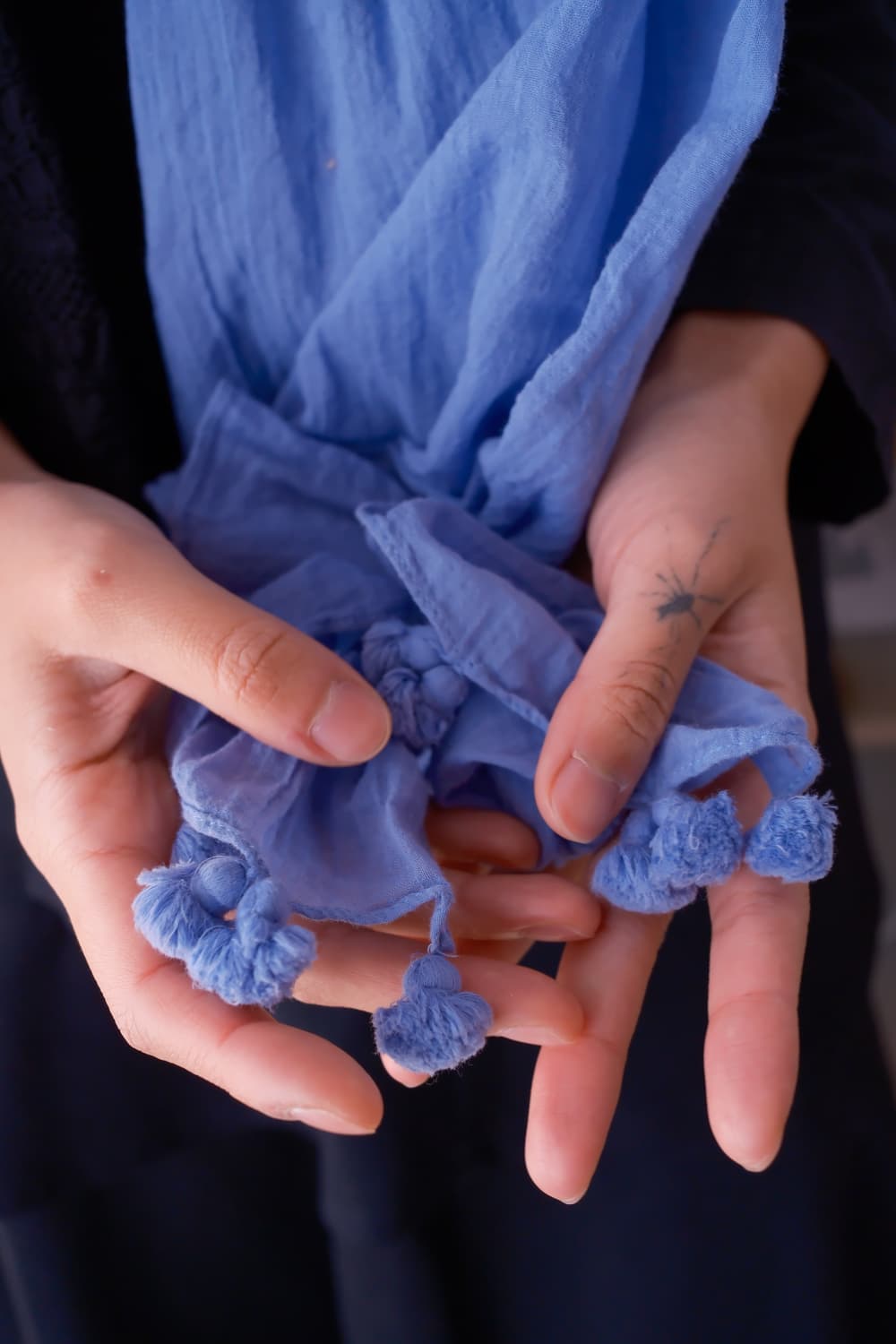 Pompom tassel blue scarf 상품이미지3