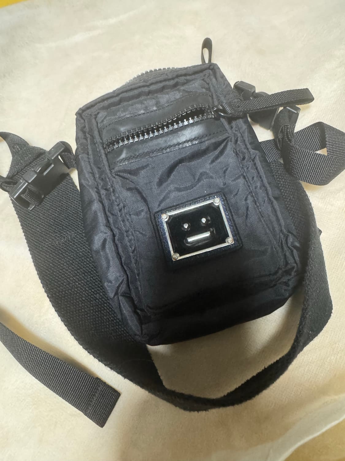 아크네 이모지 미니가방 상품이미지1