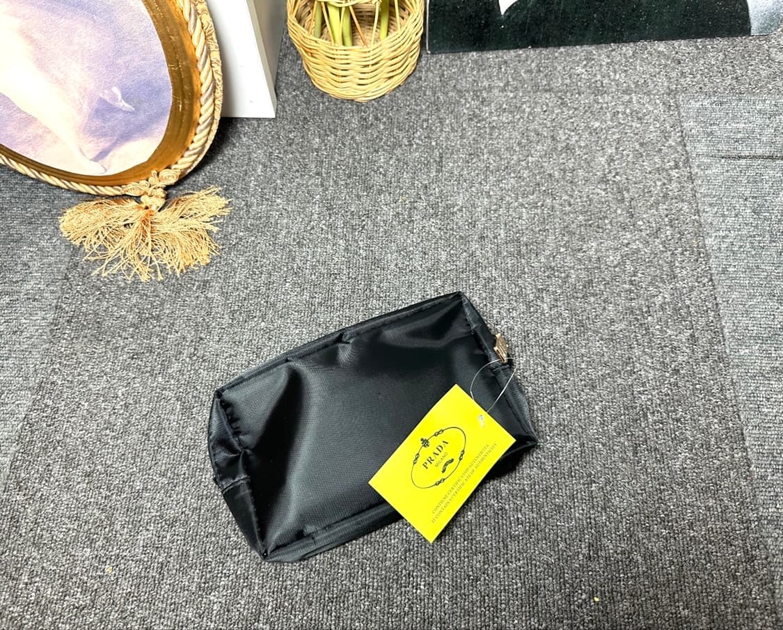 프라다뷰티 심플 사각 파우치 블랙  상품이미지8