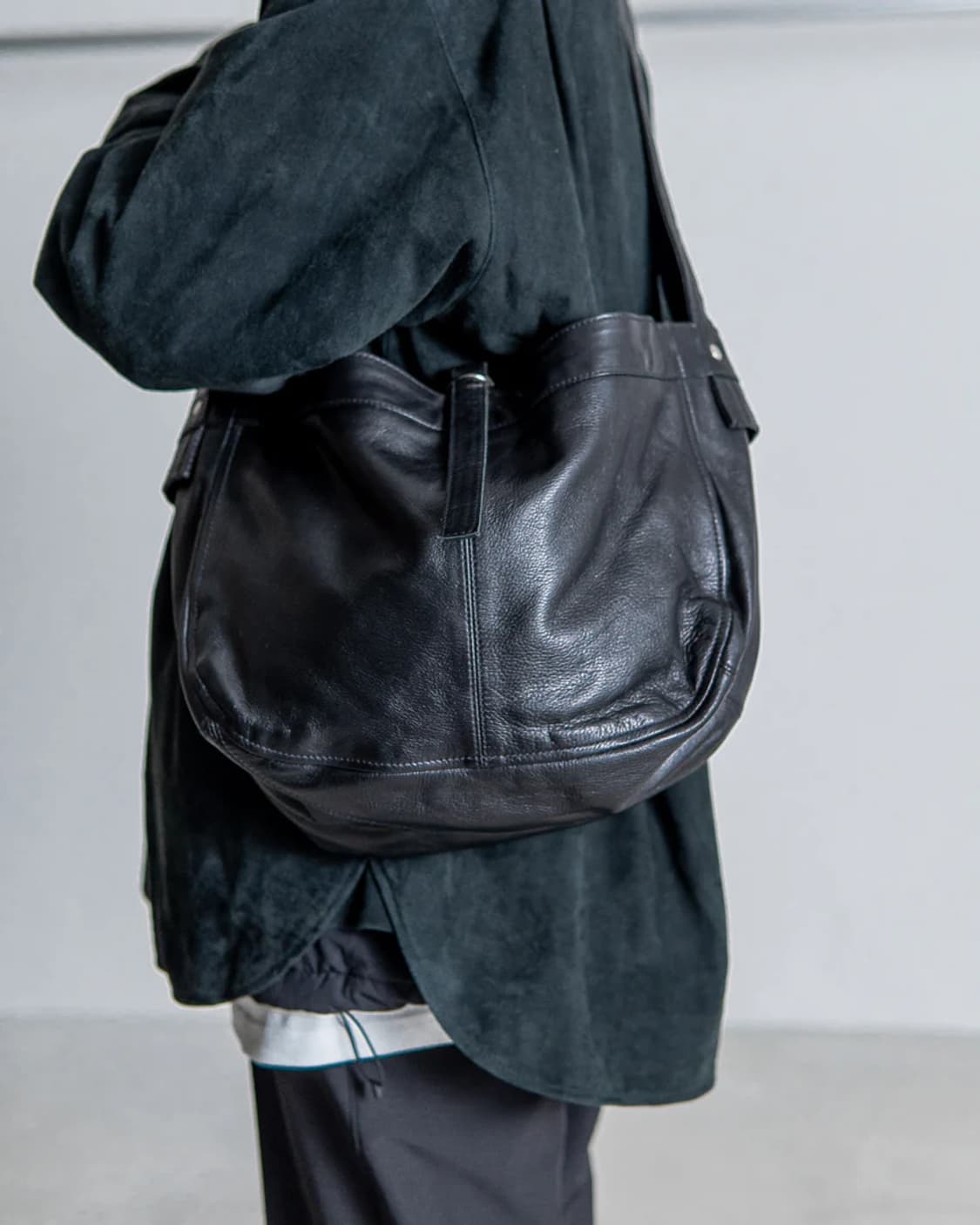 F) CCU leather 씨씨유 레더 뉴스페이퍼 백 미디움 상품이미지8