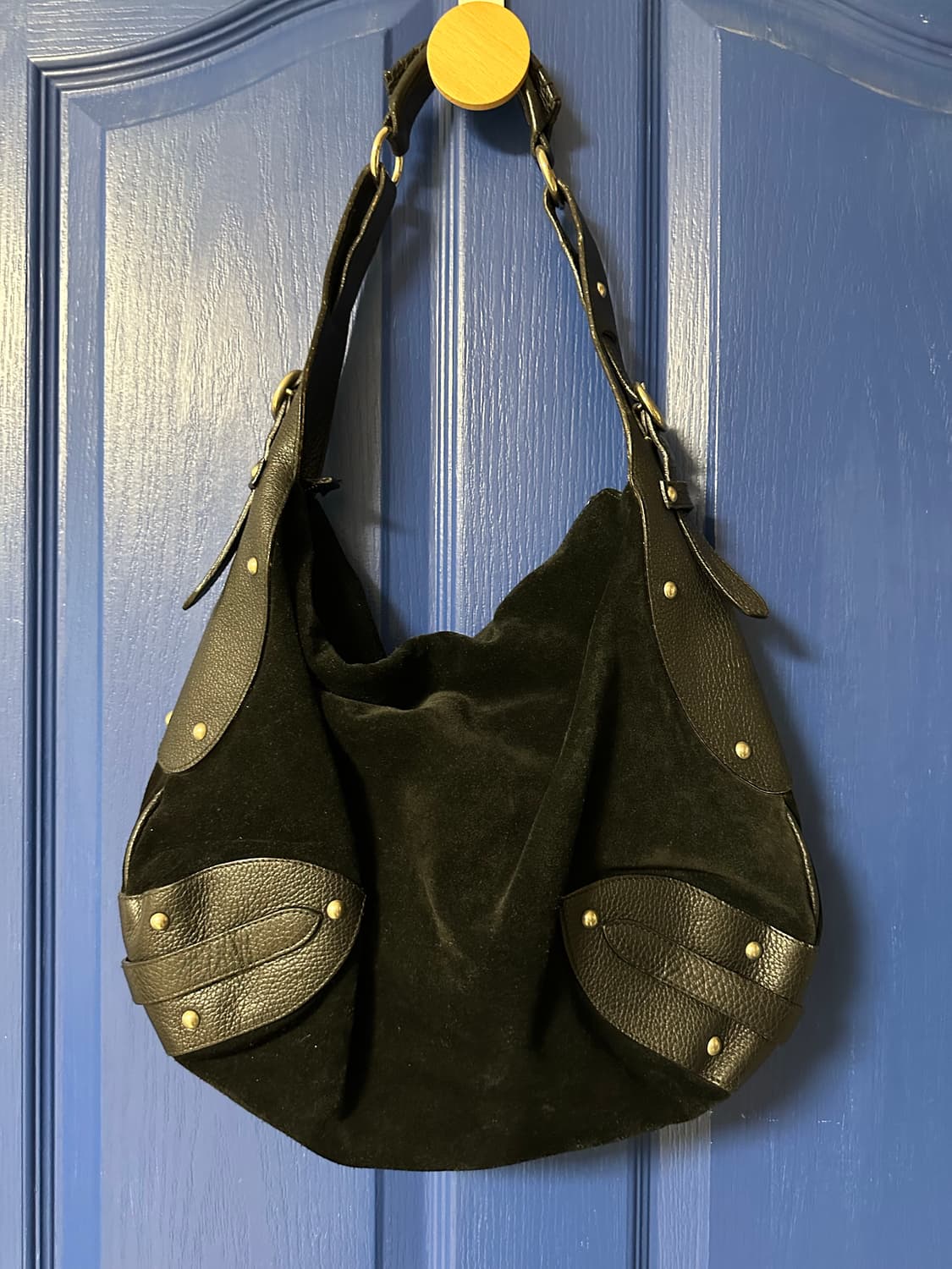 Furla 스웨이드 레더 스터드 숄더백 상품이미지1