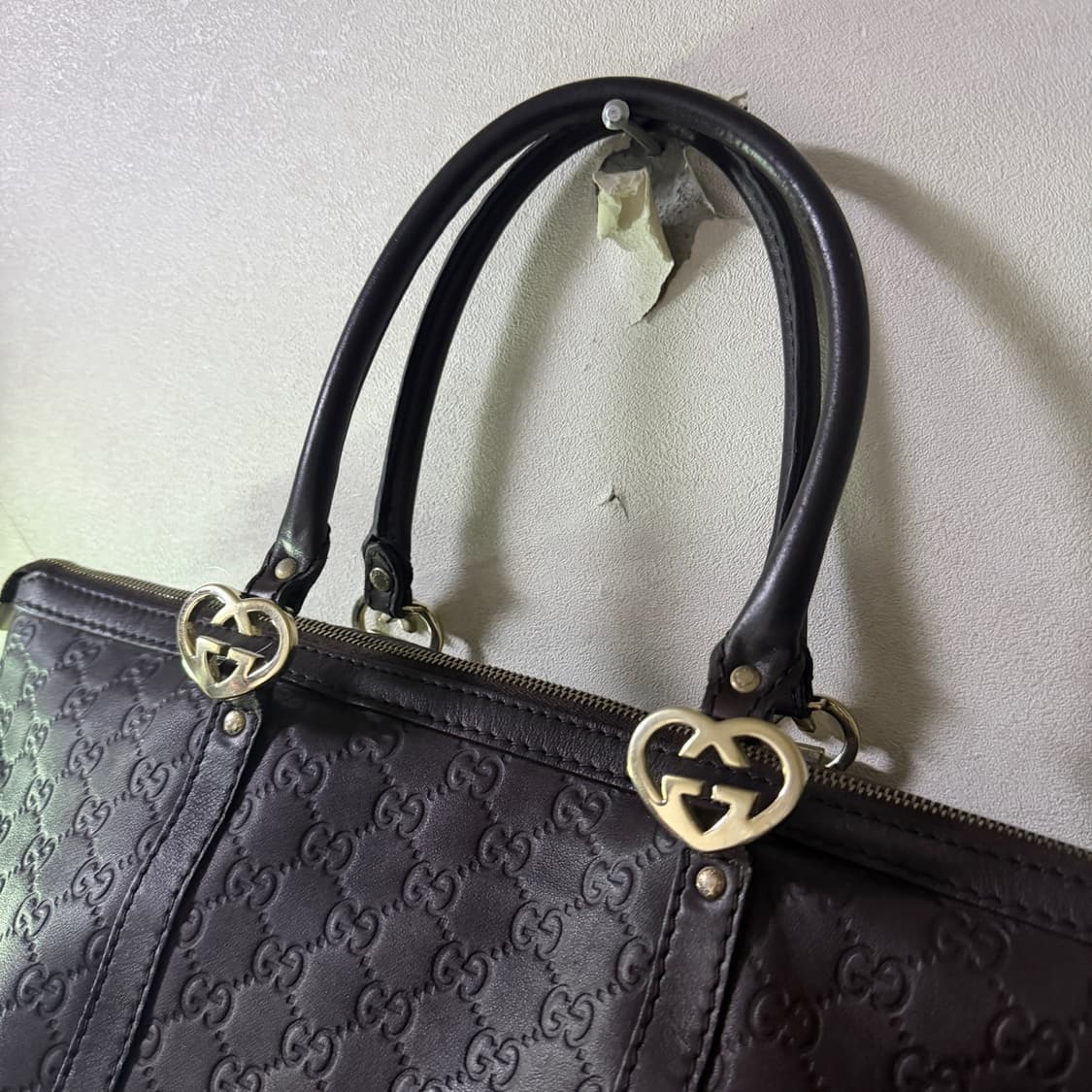 구찌 씨마 엠보 러블리 토트 다크브라운 상품이미지2