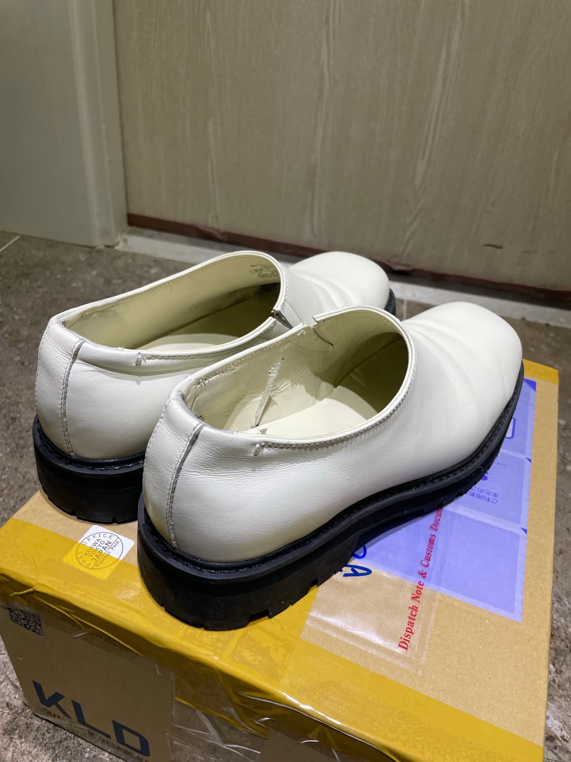 스튜디오 니콜슨 자라 화이트 블랙 슬립온 로퍼 레더 비브람 상품이미지1