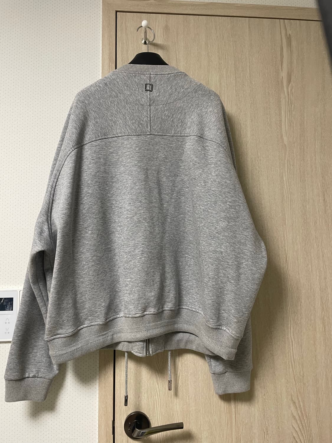 우영미 25ss 집업 가디건 그레이, 52사이즈 상품이미지4
