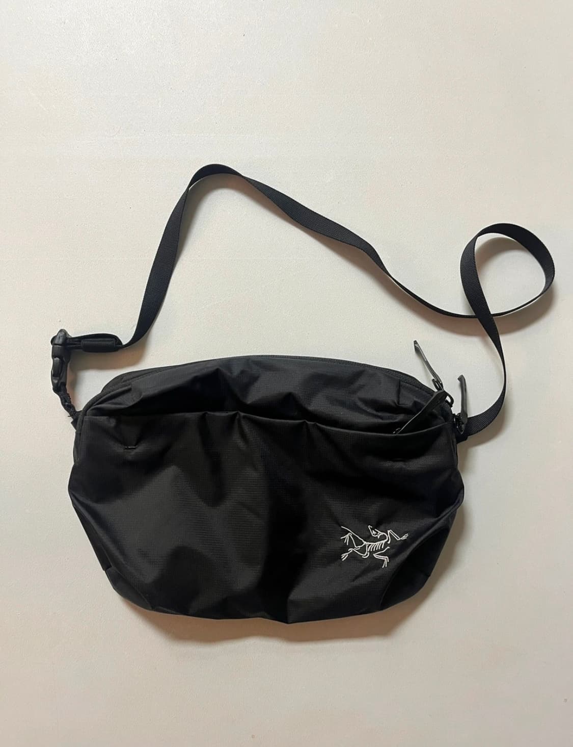 아크테릭스 헬리아드6 크로스바디백 상품이미지1