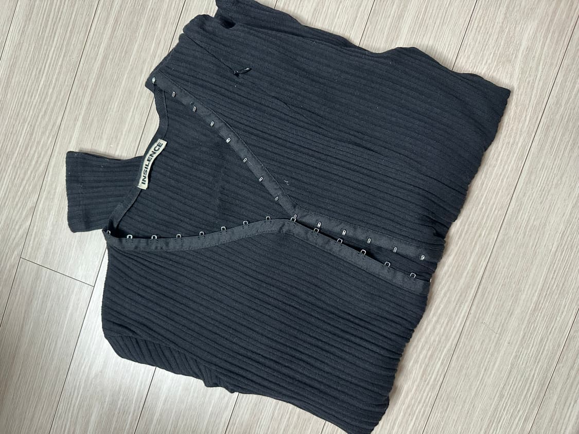 인사일런스우먼 후크 디테일 탑 BLACK 상품이미지2