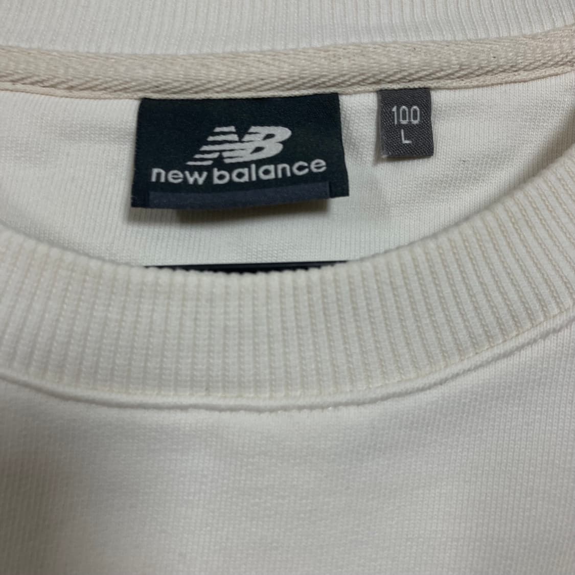 뉴발란스 스펠아웃 아이보리 맨투맨 상품이미지2