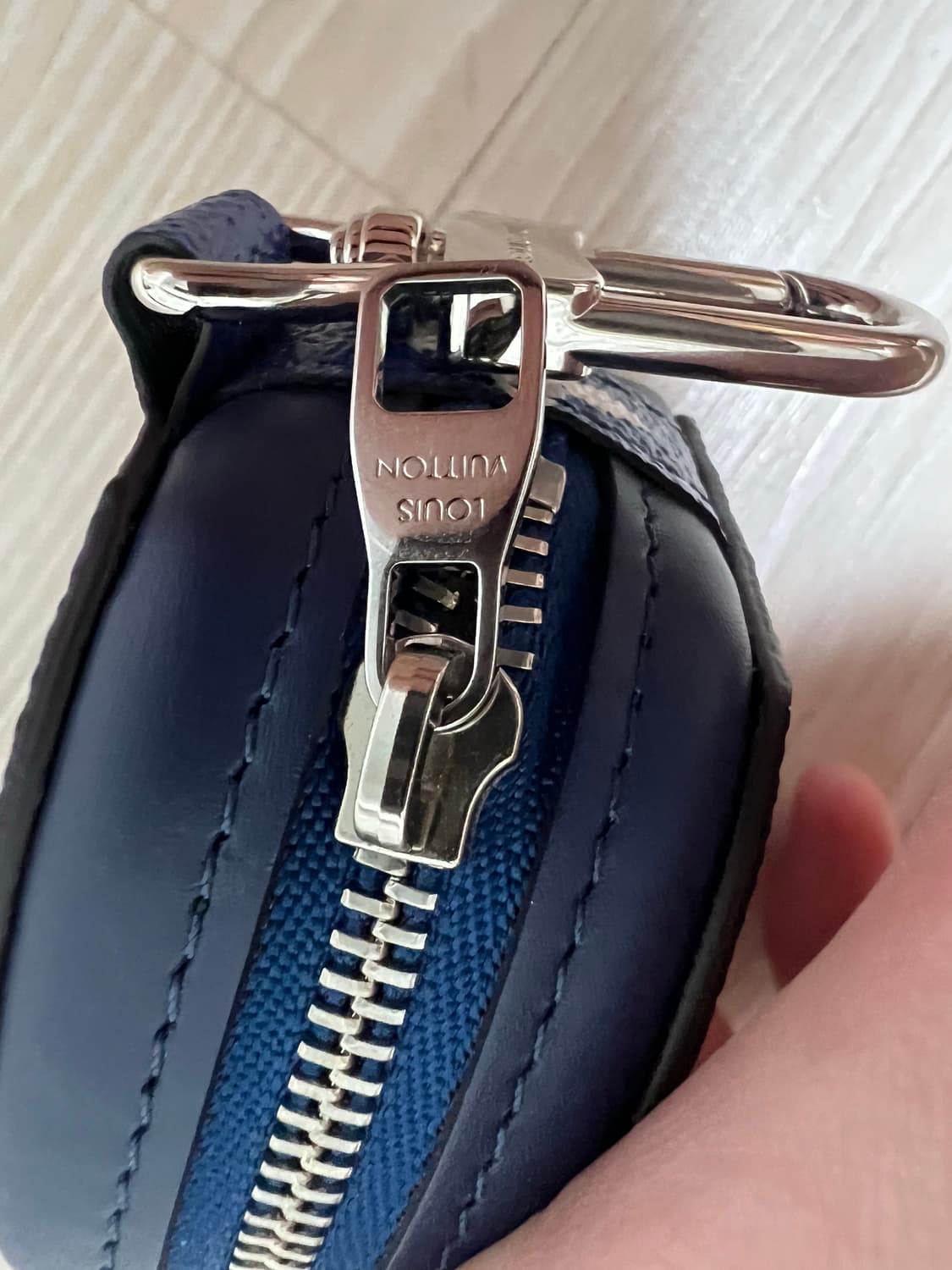 루이비통 에스카 이어폰 케이스 키링 모노그램 캔버스 블루 화이트 상품이미지5