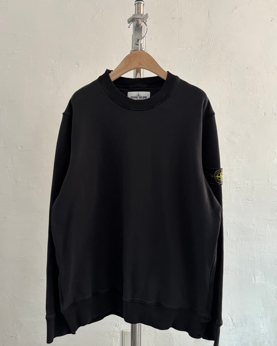 Stone Island 스톤아일랜드 블랙 컬러 와펜 숄더 디테일 맨투맨 상품이미지1