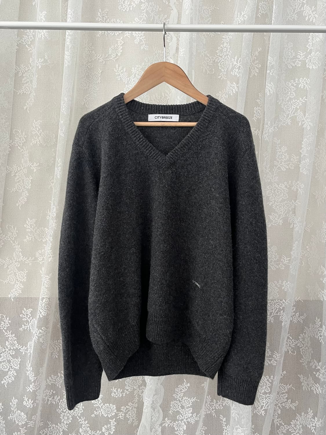 M) 시티브리즈 에센셜 울 브이넥 니트 차콜 상품이미지1