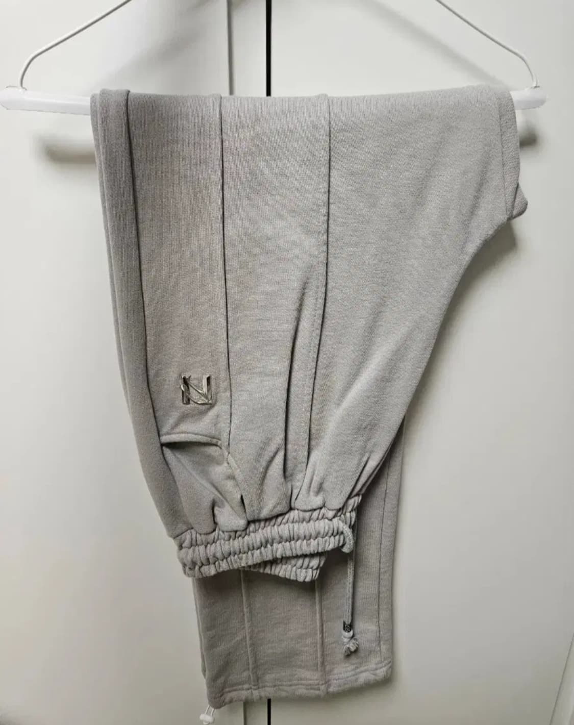 뉴얼린 엠블럼 비즈 핀턱 팬츠 상품이미지1