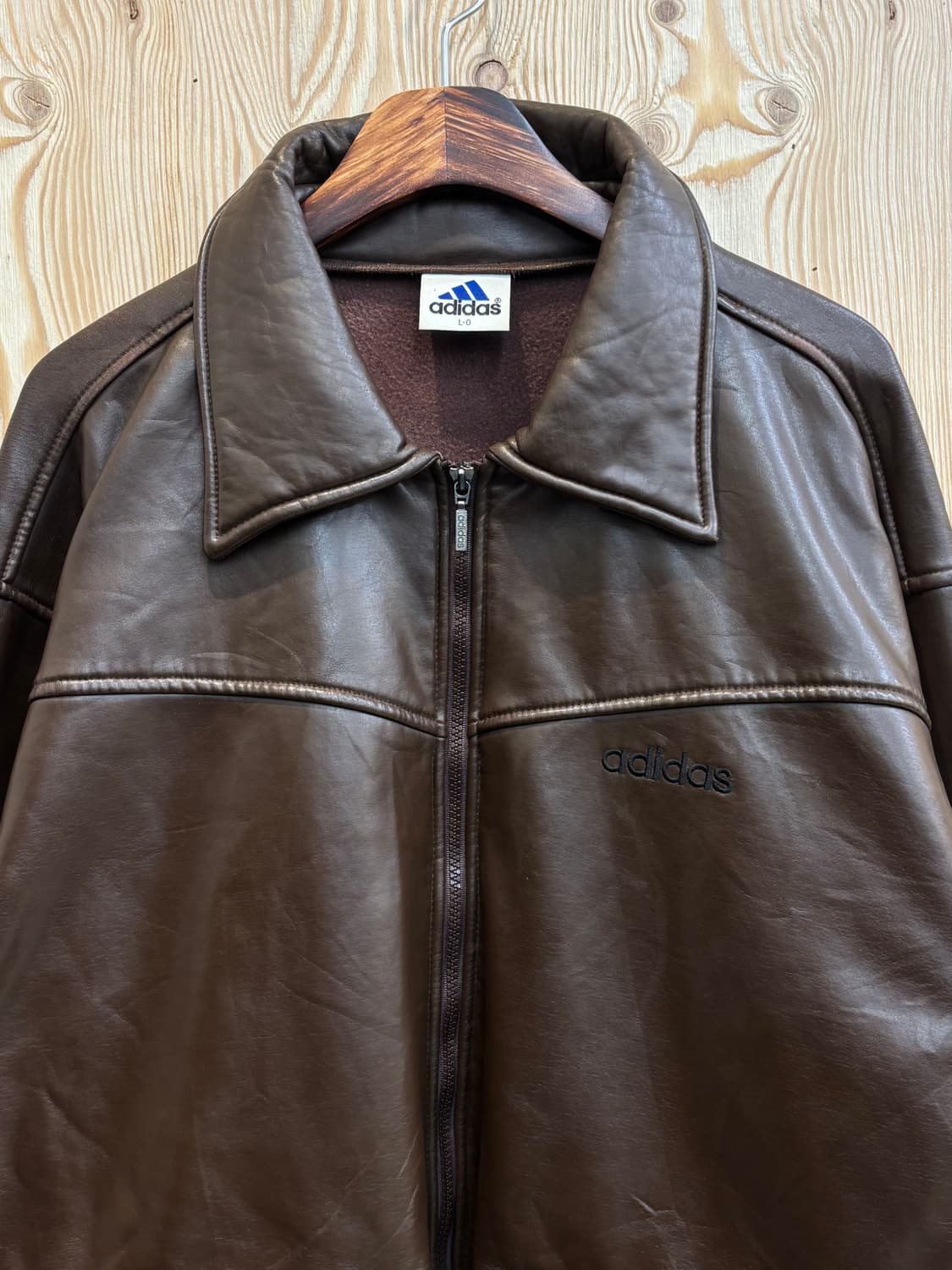 아디다스 90s 데상트 올드스쿨 비건 레더 자켓 상품이미지2