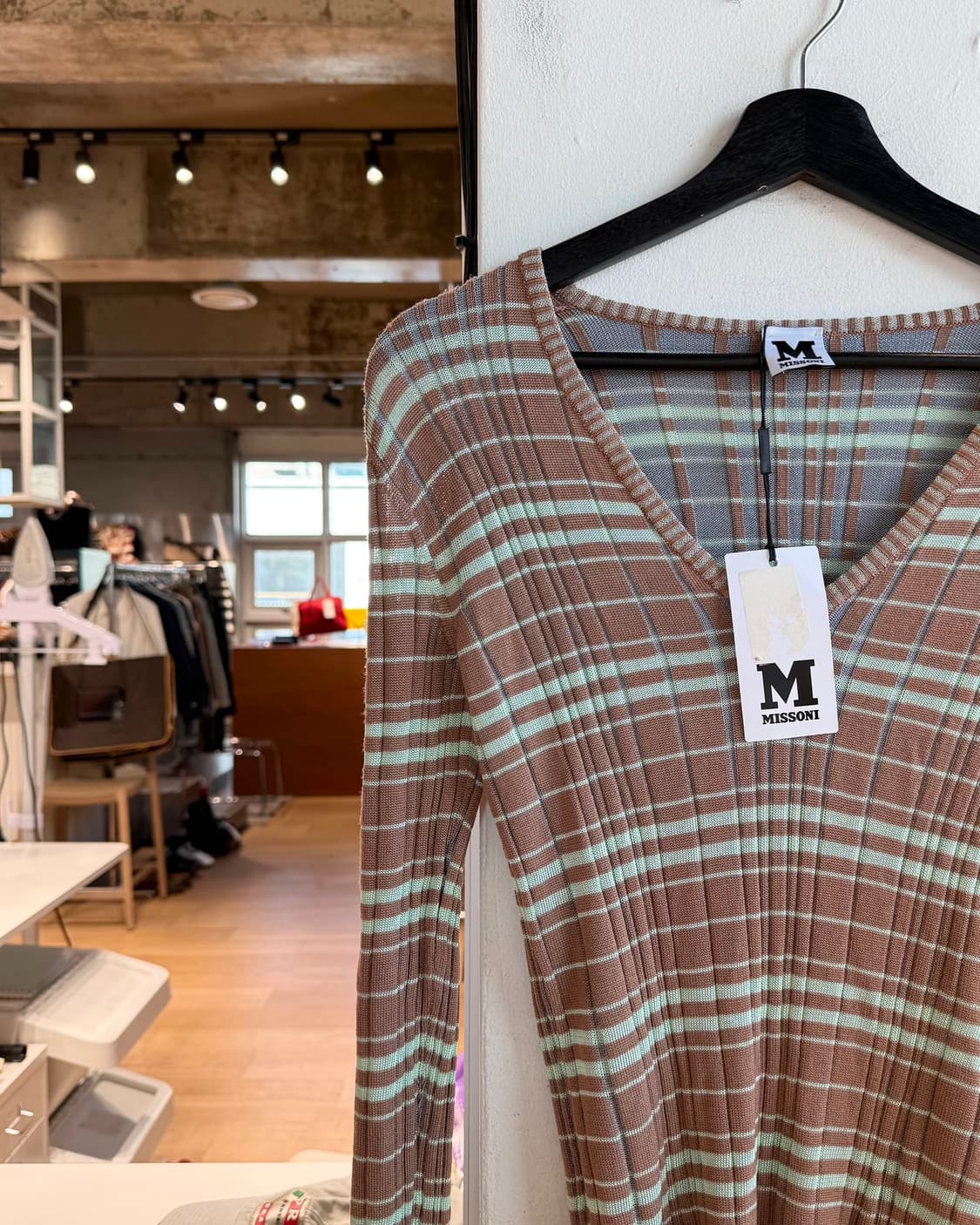 미쏘니 브라운 스트라이프 브이넥 니트  상품이미지4