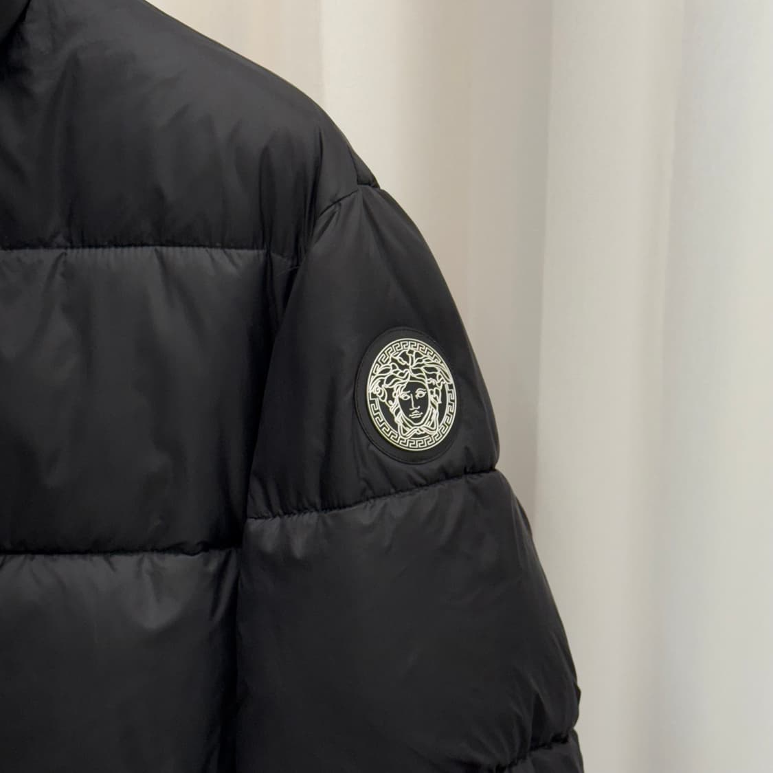 [48/백화점판] 베르사체 메두사 와펜 패딩 블랙 상품이미지4