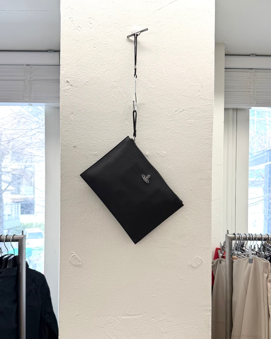 비비안 웨스트우드 블랙 orb로고 클러치백 상품이미지1