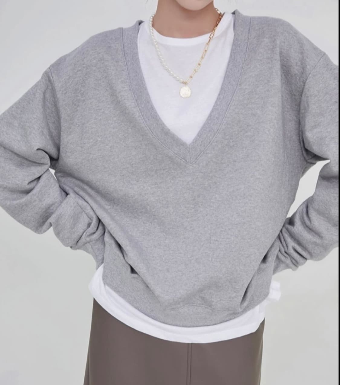 브이넥 맨투맨 그레이 애프터먼데이 블랙업 상품이미지5