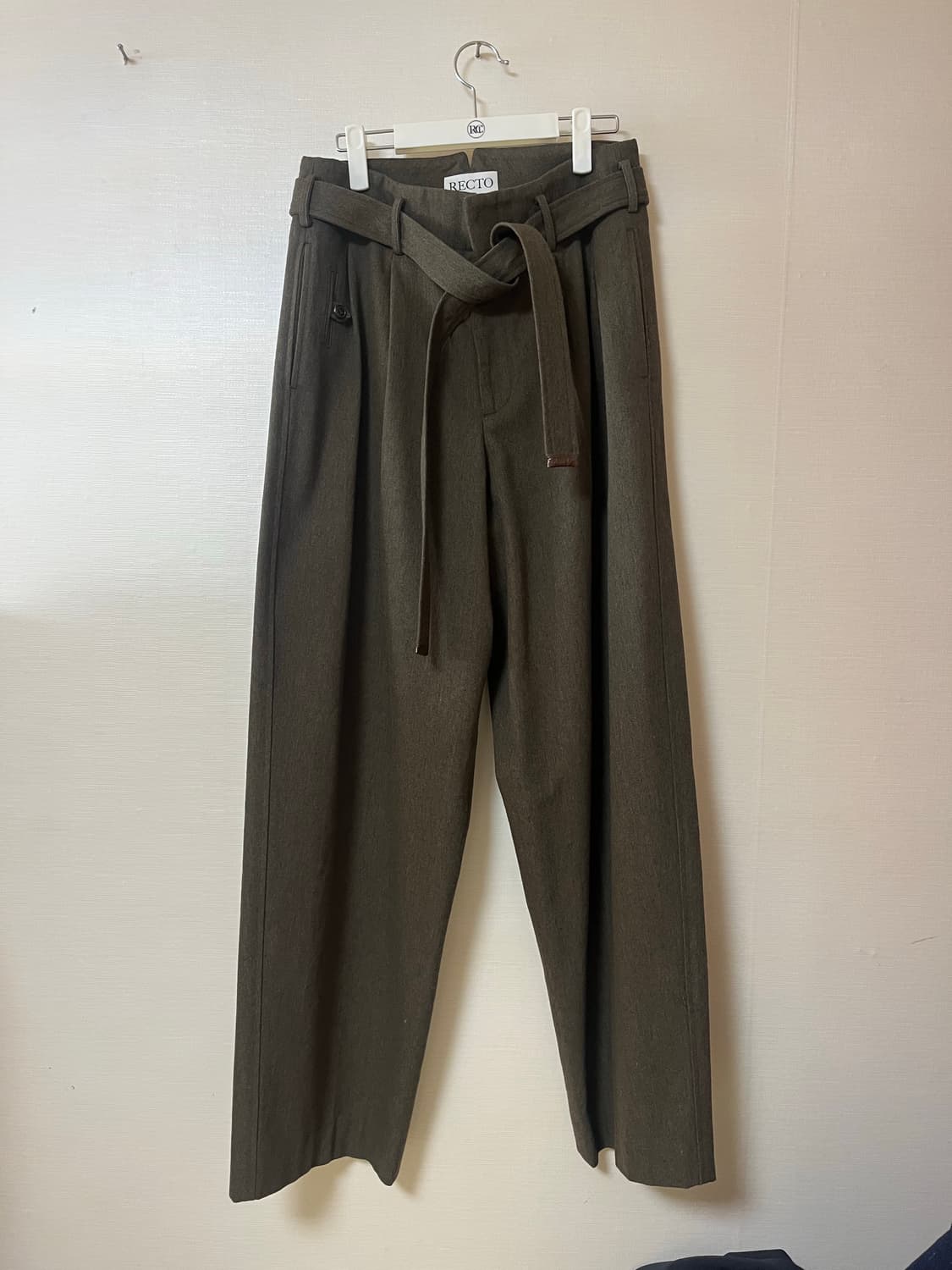 [M] 렉토 벨티드 카키 팬츠 상품이미지1