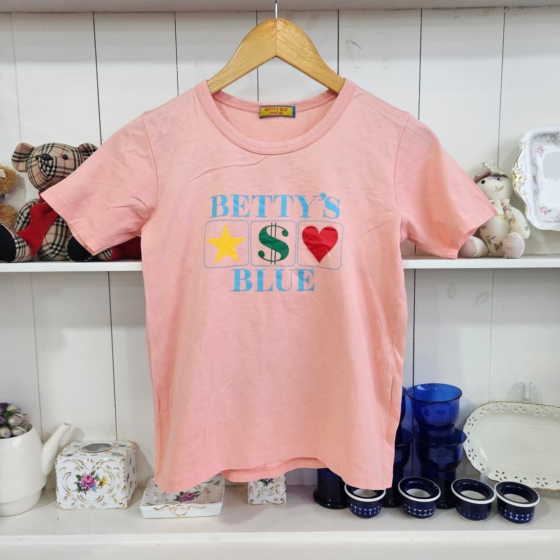 BETTY'S BLUE(베티스 블루) 로고 프린팅 핑크반팔 티셔츠 상품이미지1