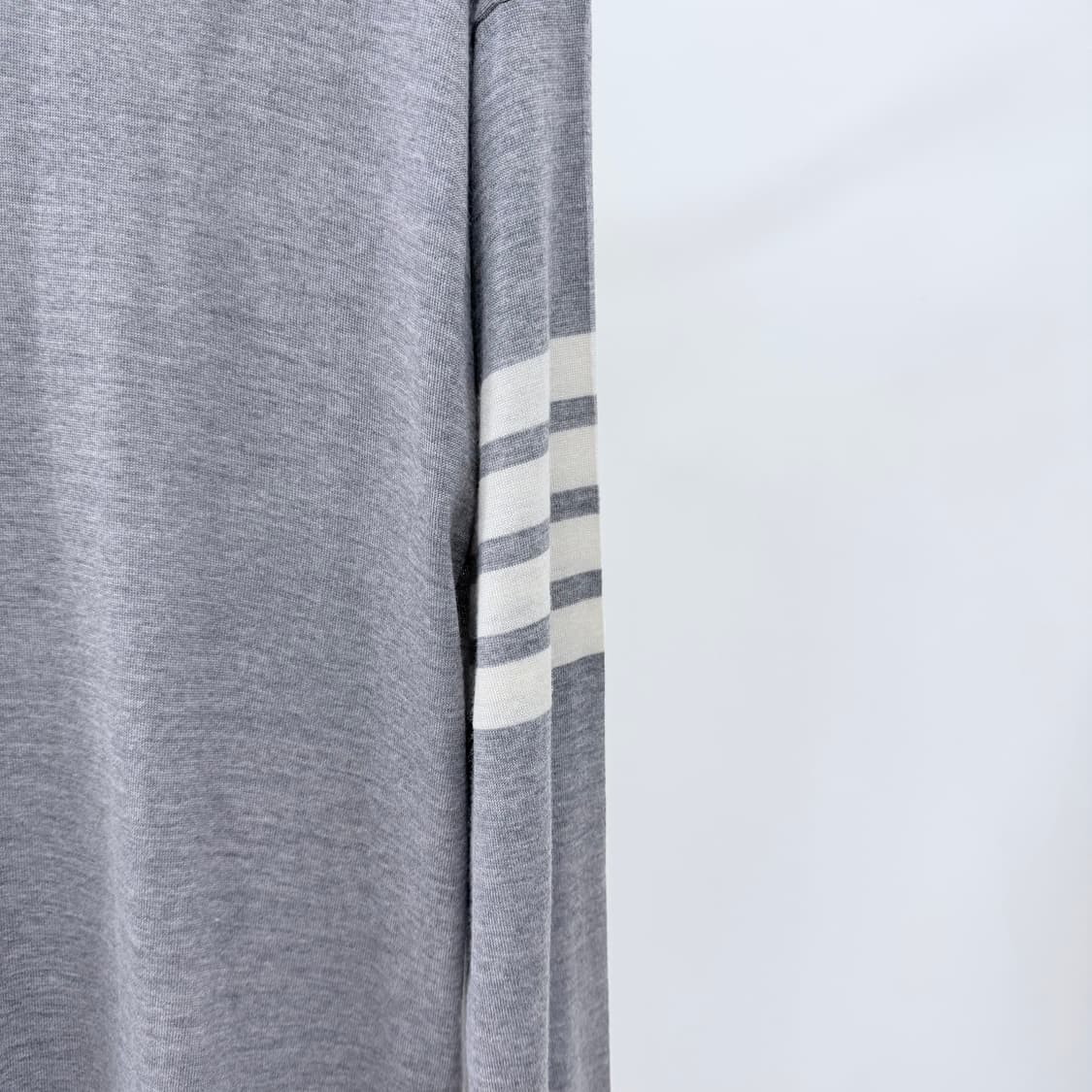 [S+급/5] 톰브라운 사선완장 메리노 울 니트 그레이 상품이미지2