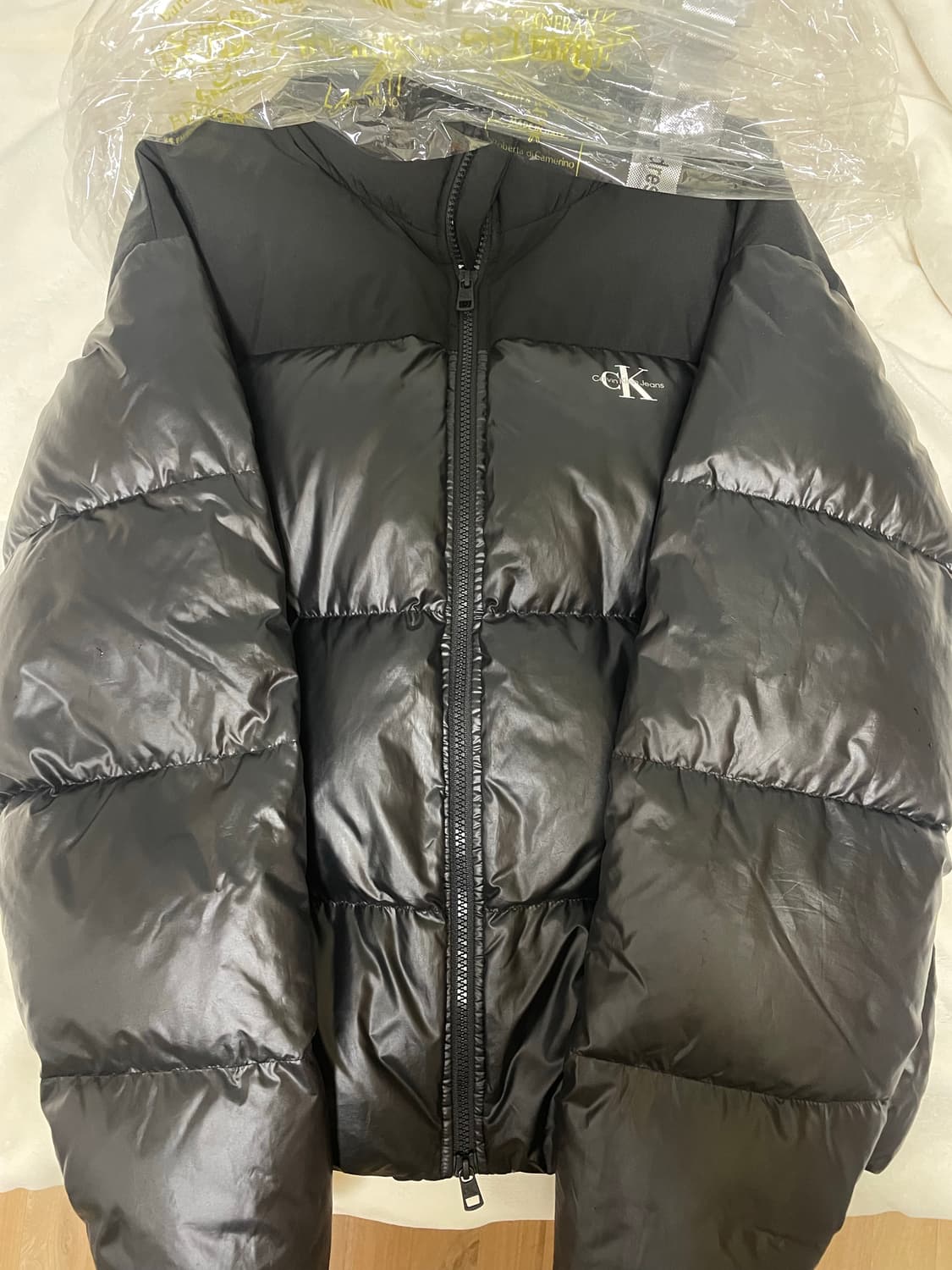 캘빈클라인 유광 패딩 상품이미지1