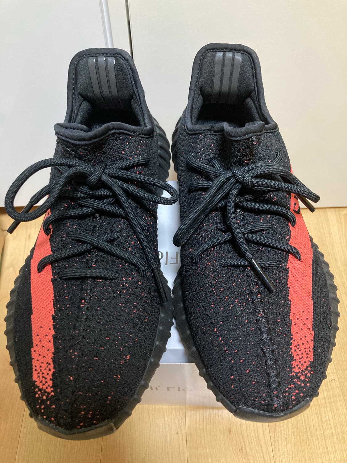 아디다스 이지 부스트 350 V2 코어 블랙 레드 상품이미지1