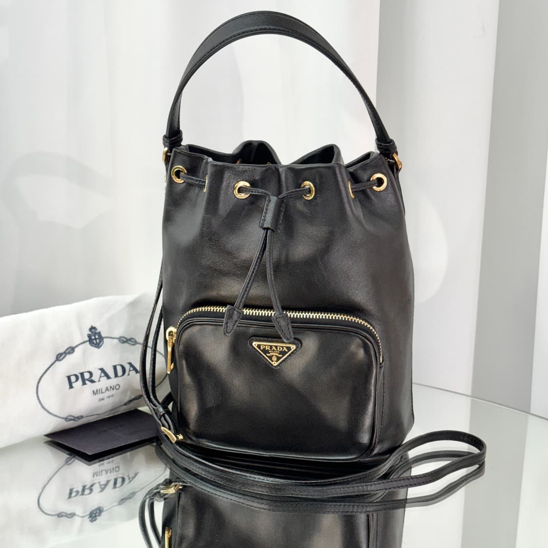 [정품] 프라다 삼각로고 듀엣 레더 버킷백 블랙 1BH038 상품이미지1