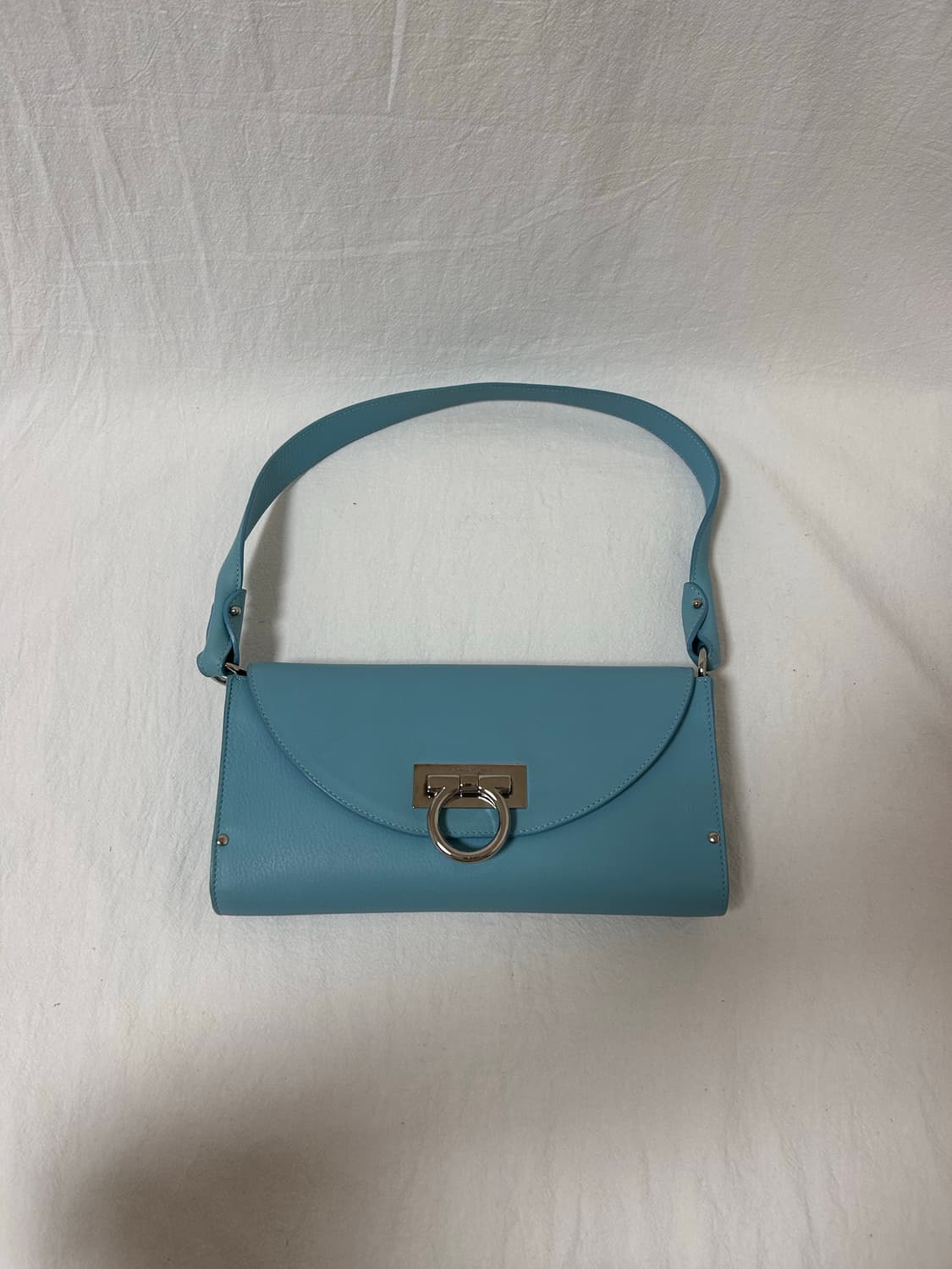 페라가모 숄더백 라이트 블루 상품이미지2