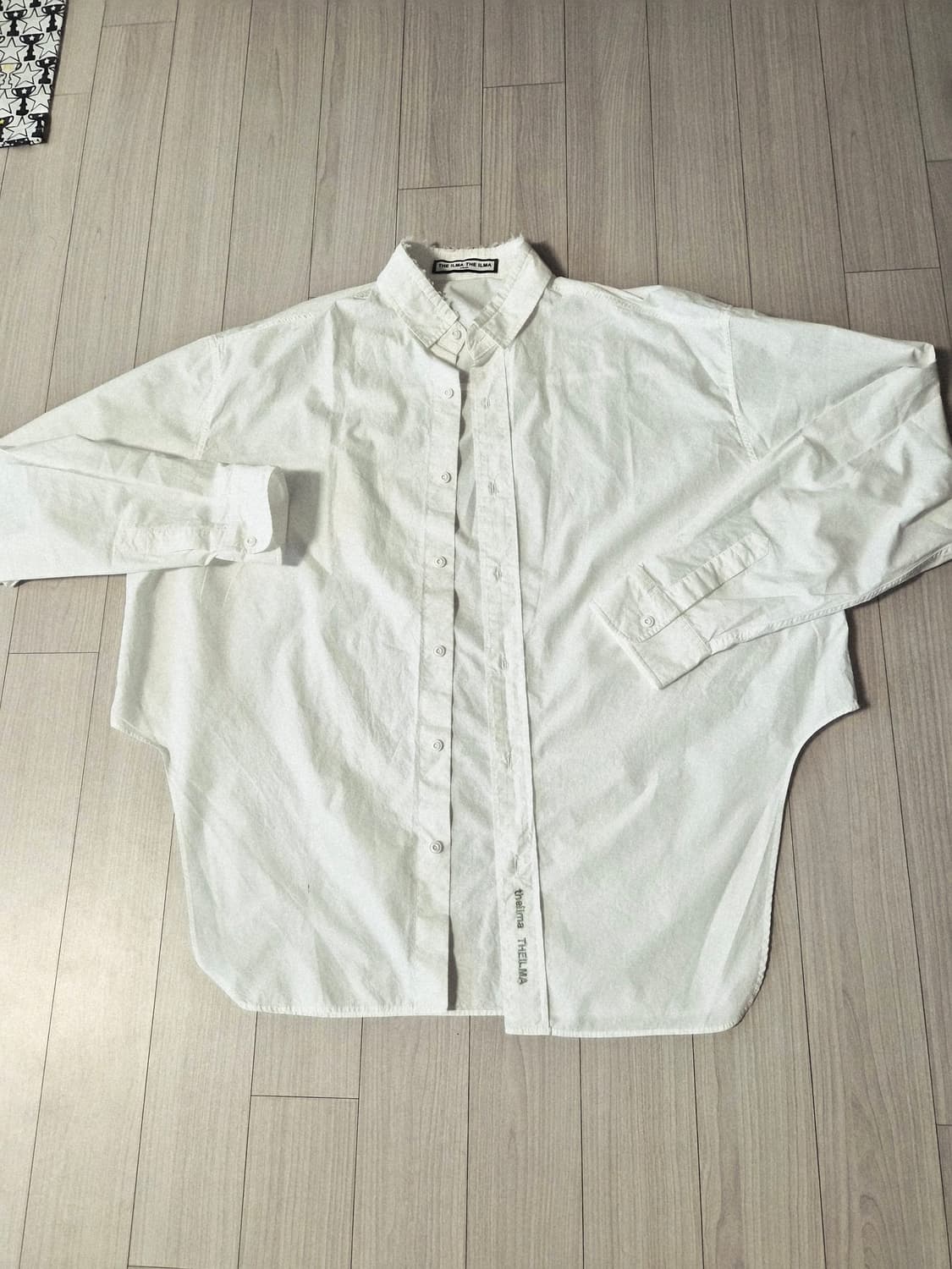 더일마(THE ILMA) 화이트 오버핏 데미지 커팅 셔츠 상품이미지2