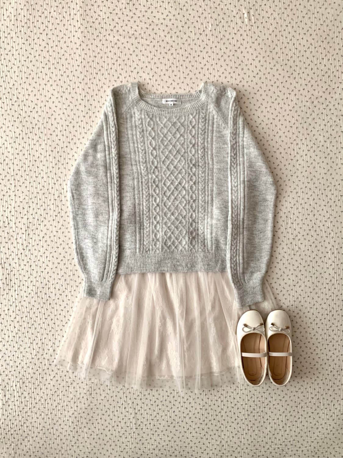 natural beauty basic 연그레이 진주 케이블 니트 상품이미지1