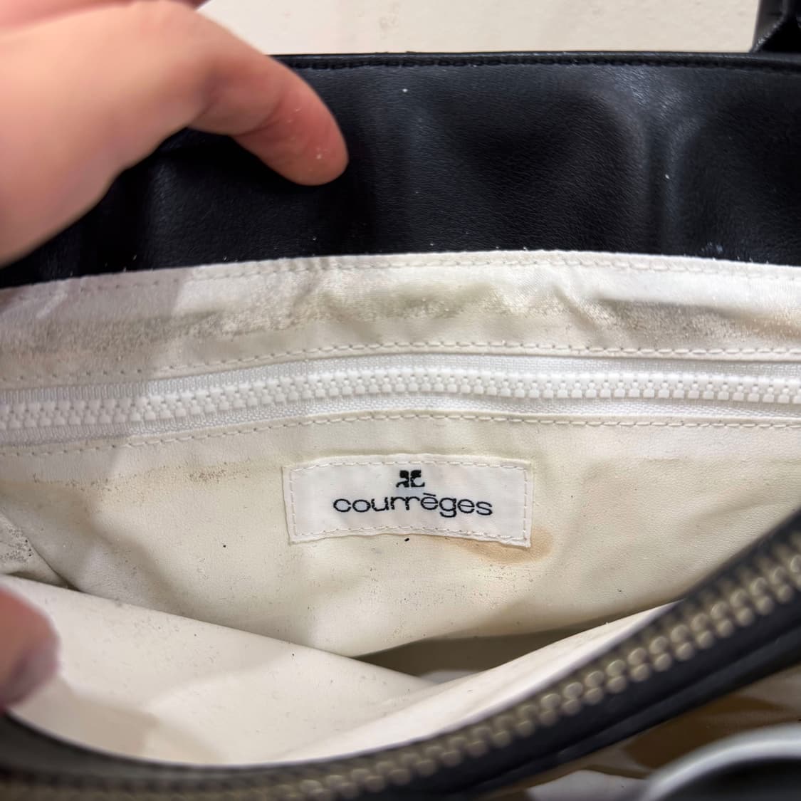 꾸레쥬 레더 스퀘어 토트백 화이트 파이핑 로고 스트랩 디테일 블랙 상품이미지8