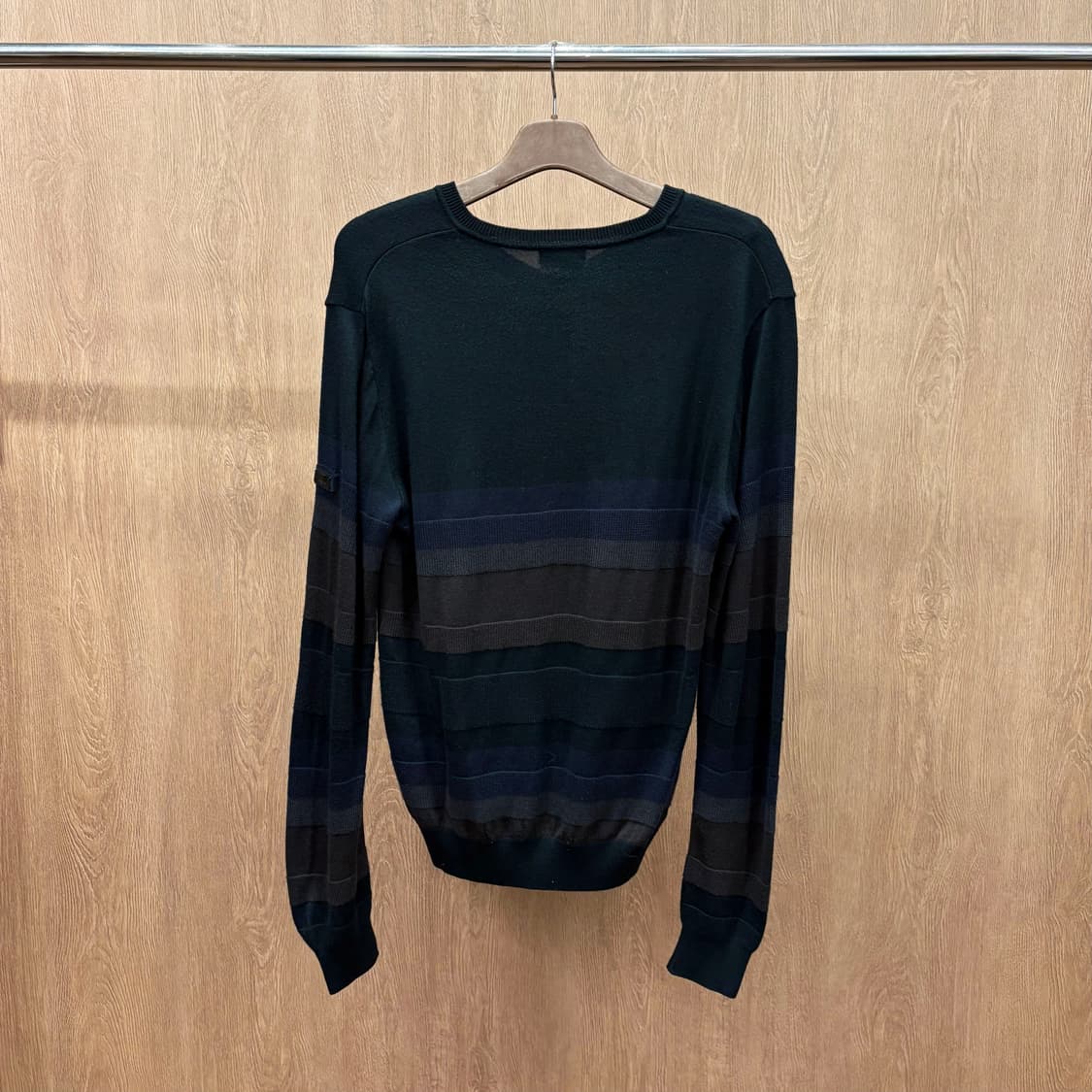 랑방 스포츠 브이넥 울 블렌드 긴팔 니트 스트라이프 패턴 디테일 네이비 상품이미지3