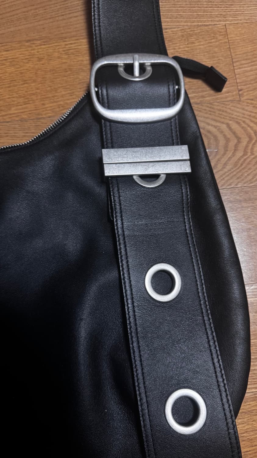 베이컨트아카이브 벨라 와이드 스트랩 호보백 블랙 상품이미지10