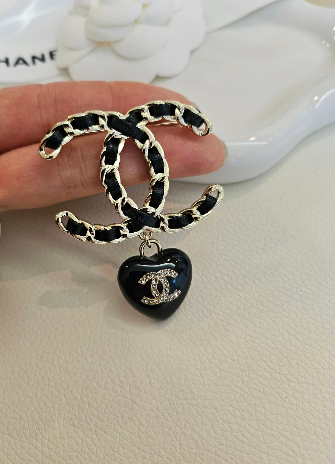 샤넬 가죽체인 블랙하트 CC로고 브로치 업사이클링 상품이미지2