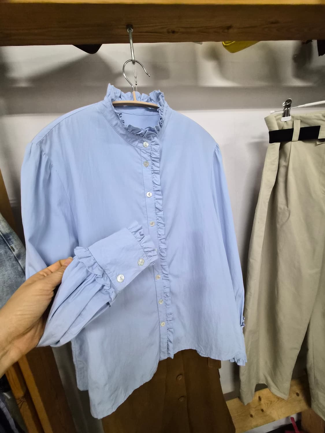 TAV 프릴 스탠드 넥 블라우. 쥬시쥬디 언발 카고 스커트 상품이미지5