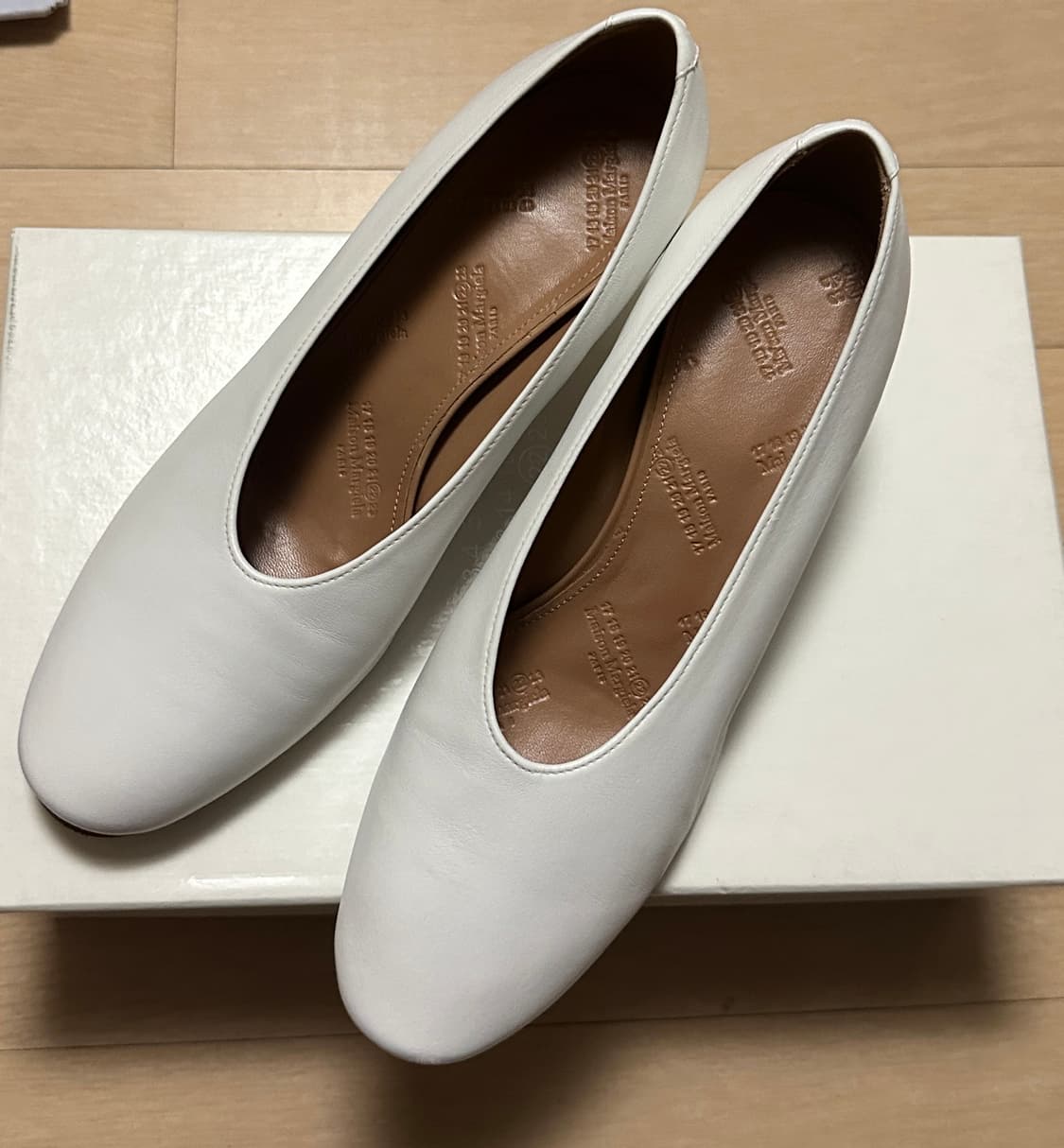 메종 마르지엘라 화이트 양가죽 낮은굽 힐 구두 상품이미지3