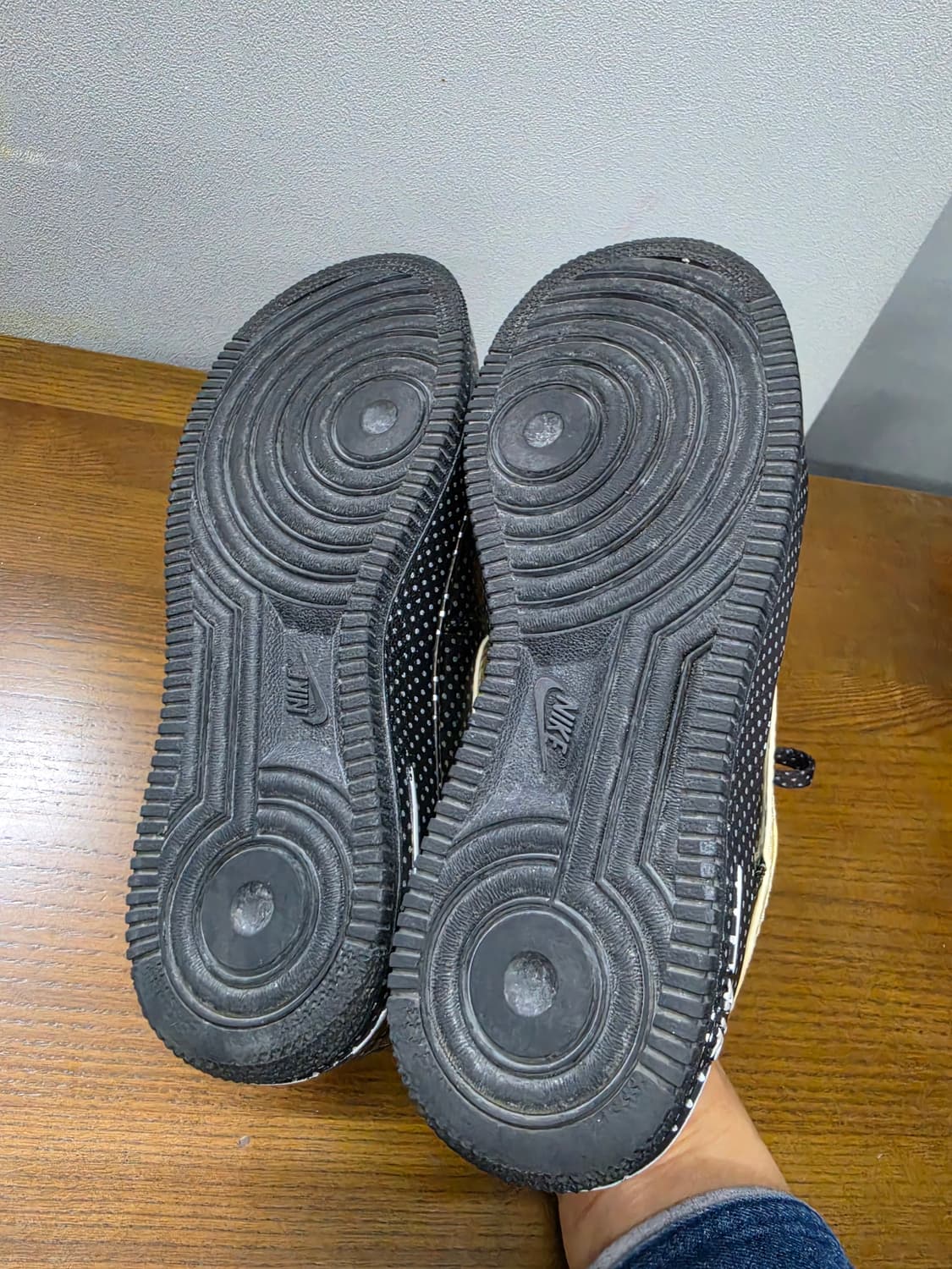 나이키 에어포스1 로우 블랙 도트 골드 스우시 상품이미지7