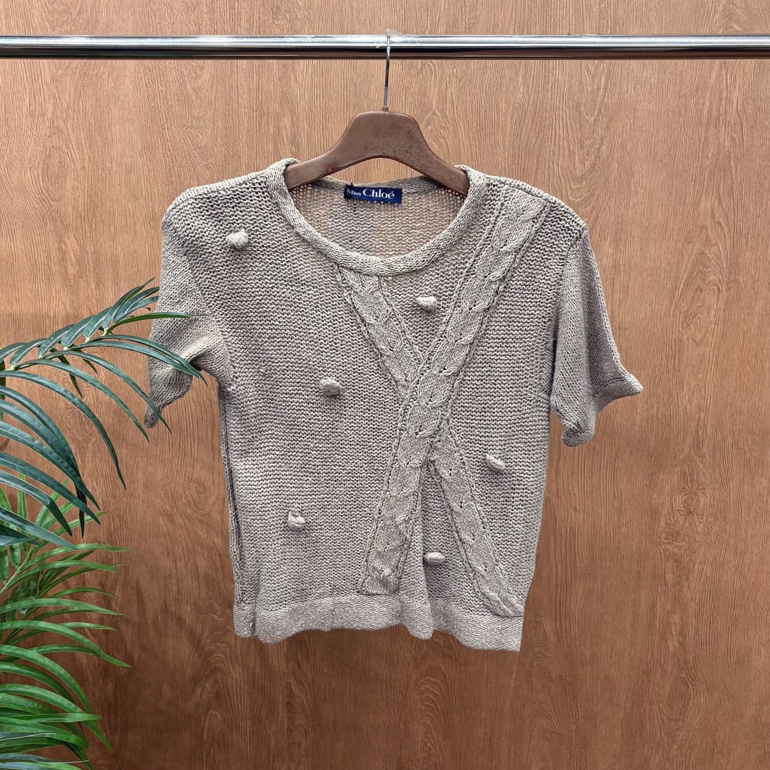 미스 끌로에 라운드넥 반팔 니트 프론트 꽈배기 짜임 디테일 웜 그레이 상품이미지1