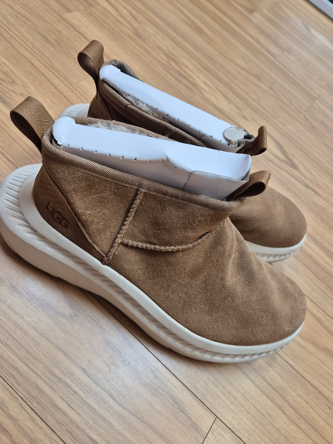 브라운 색상 UGG 어그 워커 판매합니다. 사이즈는 260mm이고, 남성 상품이미지2